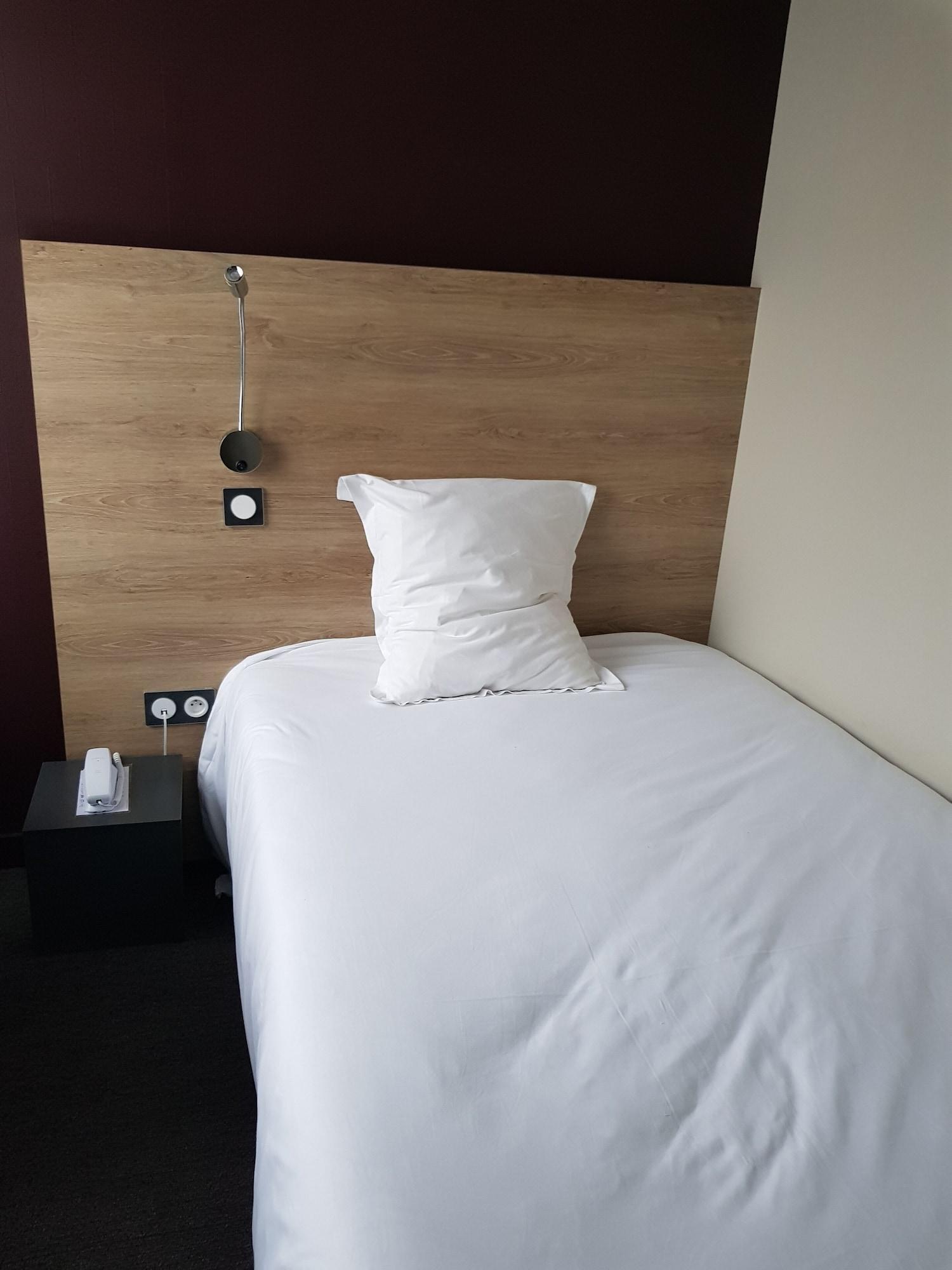 Logis Hotel A La Bonne Auberge Laval  Buitenkant foto