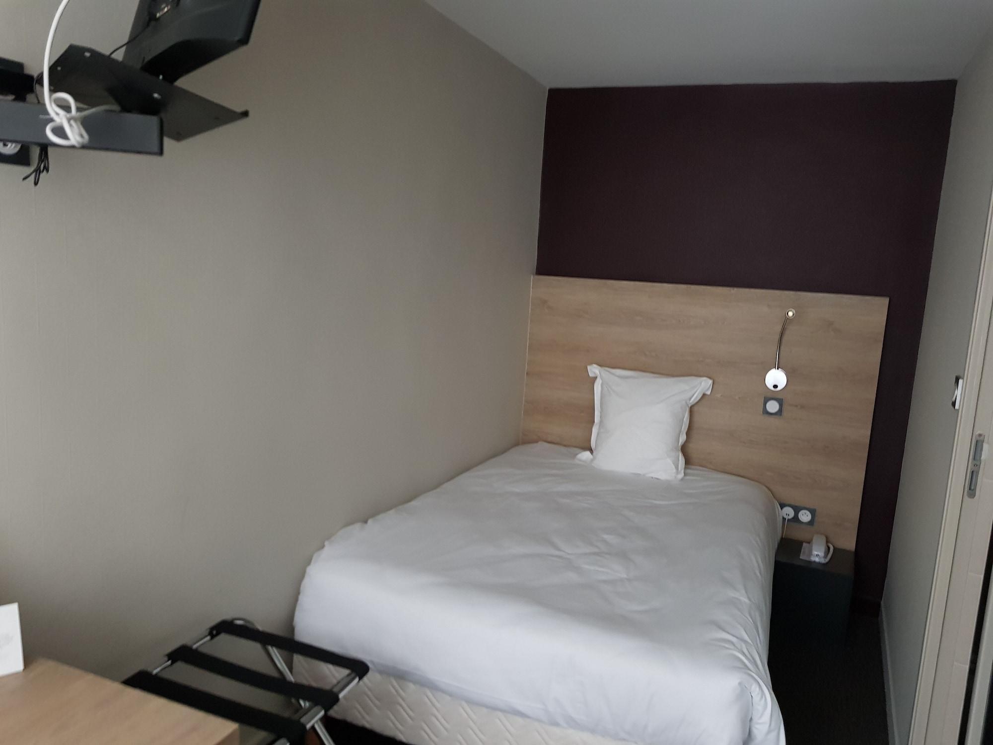 Logis Hotel A La Bonne Auberge Laval  Buitenkant foto