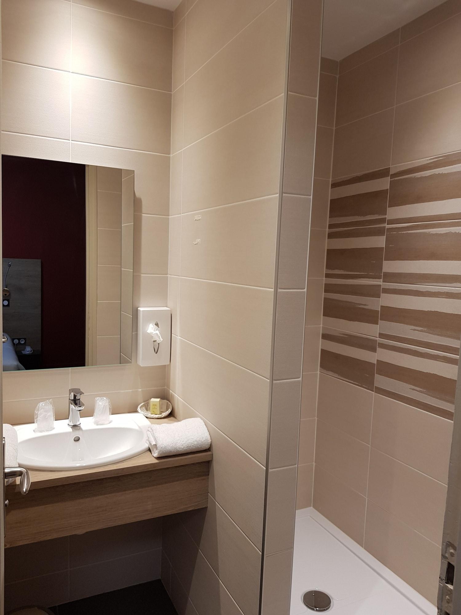 Logis Hotel A La Bonne Auberge Laval  Buitenkant foto
